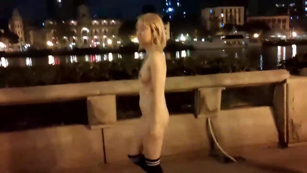 【户外露出天花板]美女“婷婷”广州街头全裸露出!扰乱交通秩序~男人集体刹车欣赏艺术 预览截图 7