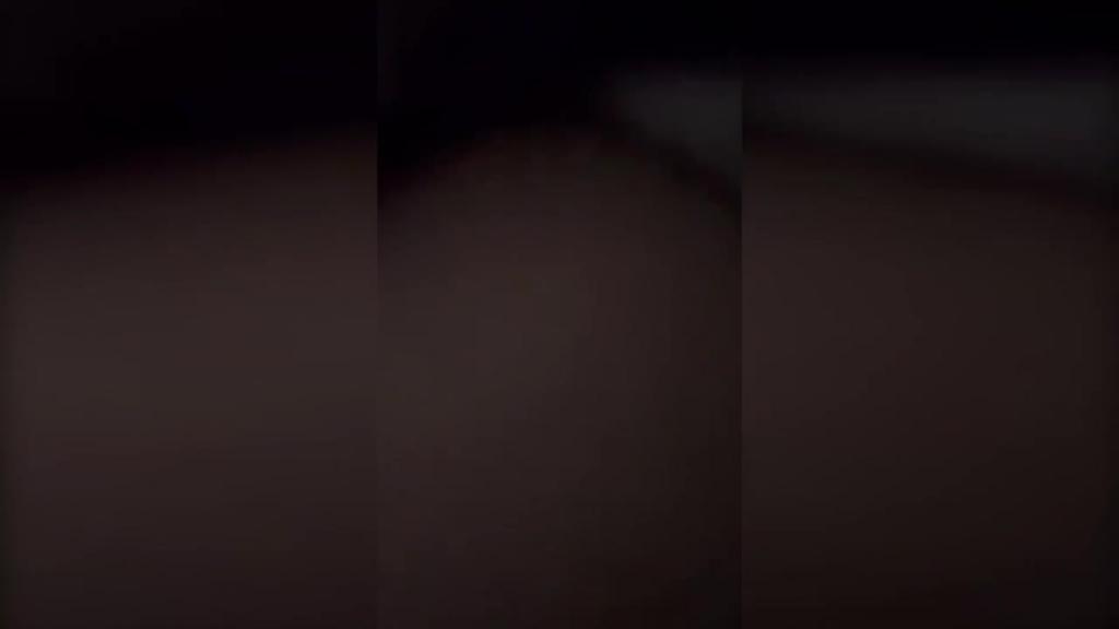 老婆在洗澡直接在沙发强摸大姨子,晚上进大姨子房间舌吻被大姨子舔 预览截图 5