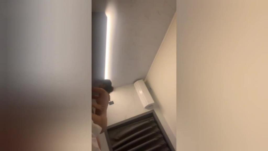 万人求购【楼梯女孩完整版】这个是被调教成母狗的18岁高中生,放出4K高清无水印版本 预览截图 7