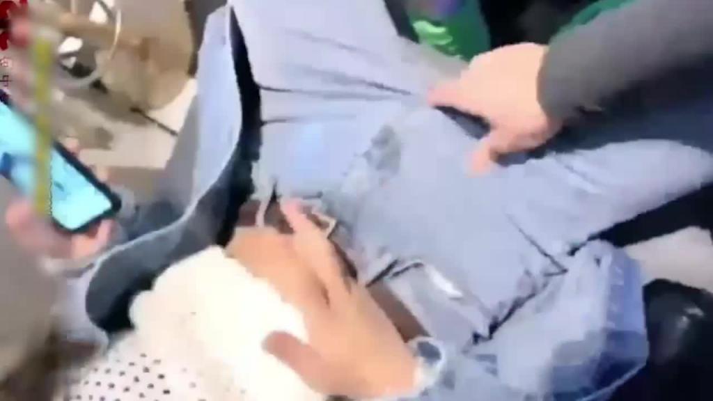 兄弟的女友在KTV喝多了,被我强脱裤子爆操 预览截图 1