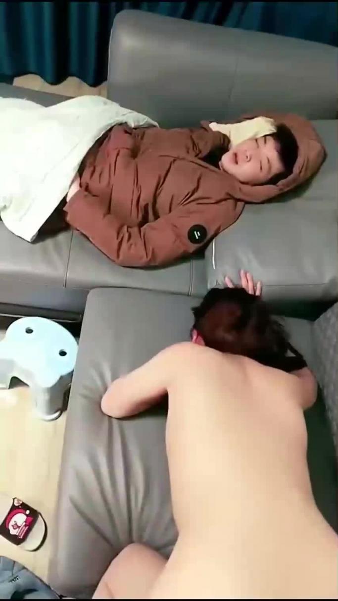 【最强偷情】灌醉哥哥当面偷欢嫂子!各种玩艹,边啪啪边回头看生怕大哥醒酒!全程高能对话 预览截图 10
