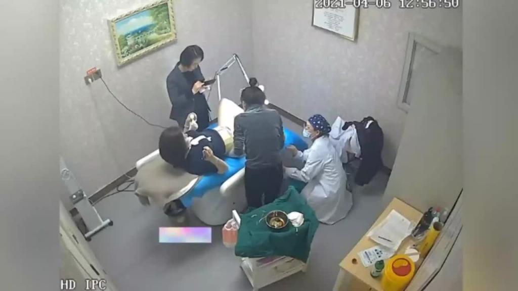 【重口医院偷拍】无良医生偷拍合集大学生被麻醉后男医生趁机摸逼炸裂来袭 预览截图 12