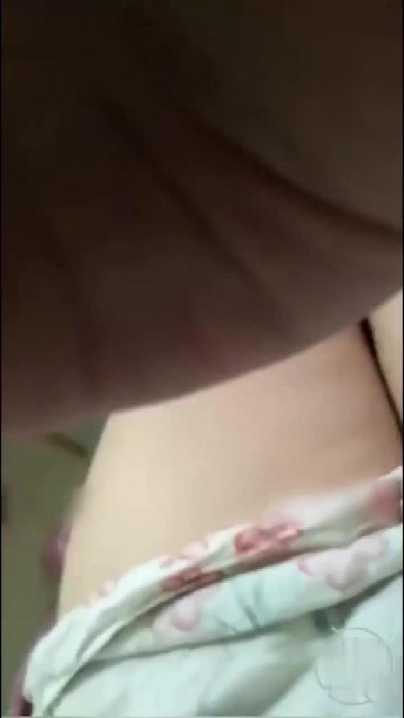 少有变态女大神离婚六年多了，天天自慰解渴，看多了BBS里的乱伦搞得她开始勾引青春期的儿子 预览截图 6