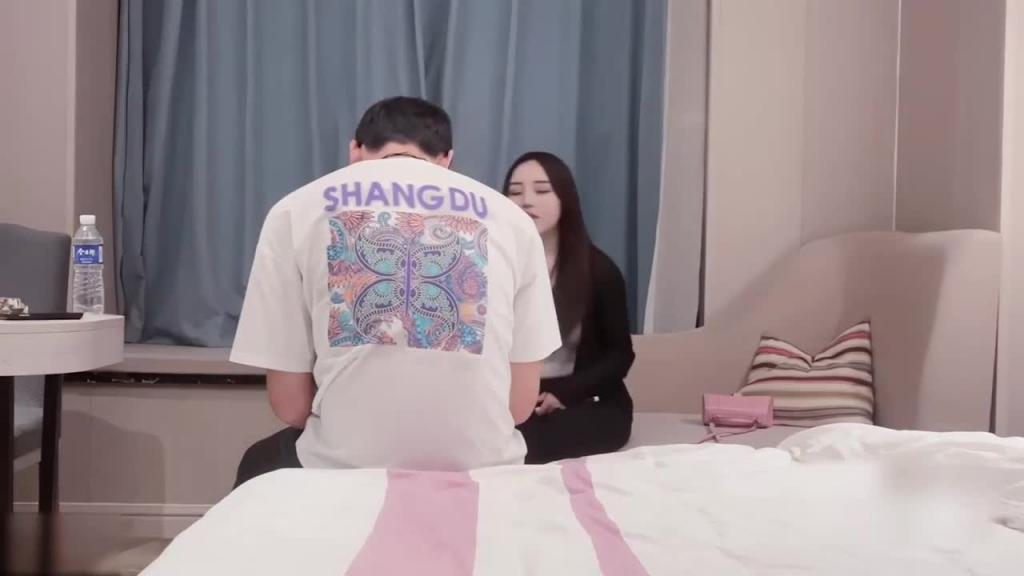 【小飞】极品豪乳白嫩网红留学生 满分超颜女神 骚气十足 预览截图 1