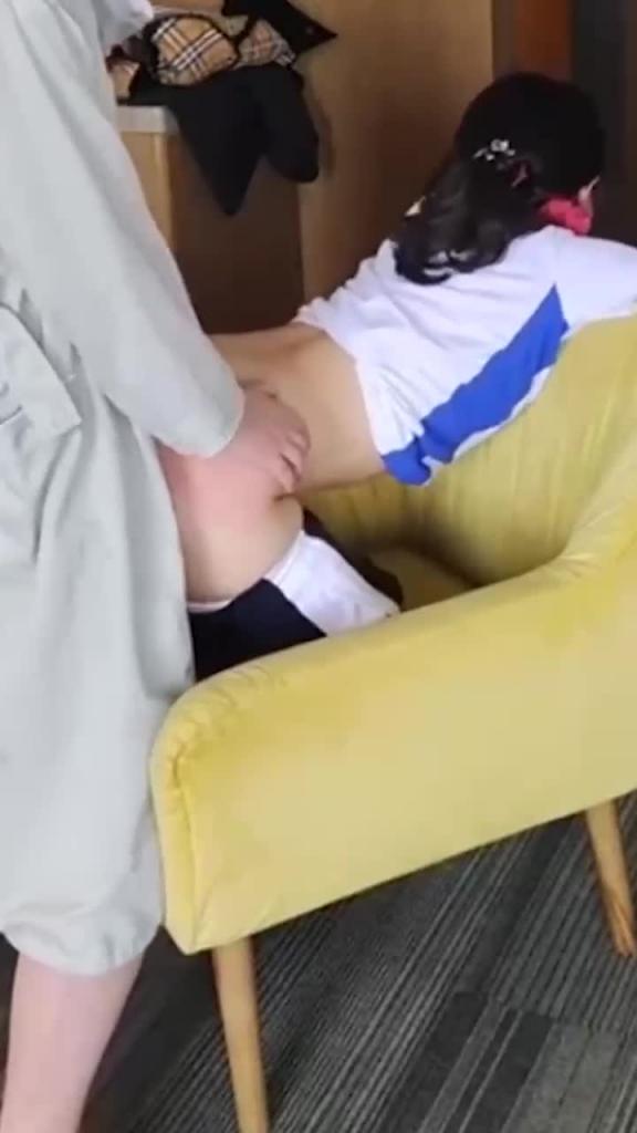 母狗养成,放学就来酒店吃鸡巴喝尿,香港富商在深圳包养的女学生,这是要从少女培养成骚逼 预览截图 6