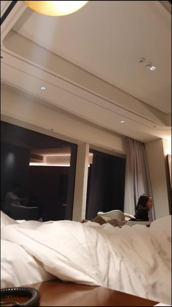 酒店豪华套房约炮高尔夫球美女教练金正楠，无套内射草完逼闹矛盾一脸不悦。 预览截图 2
