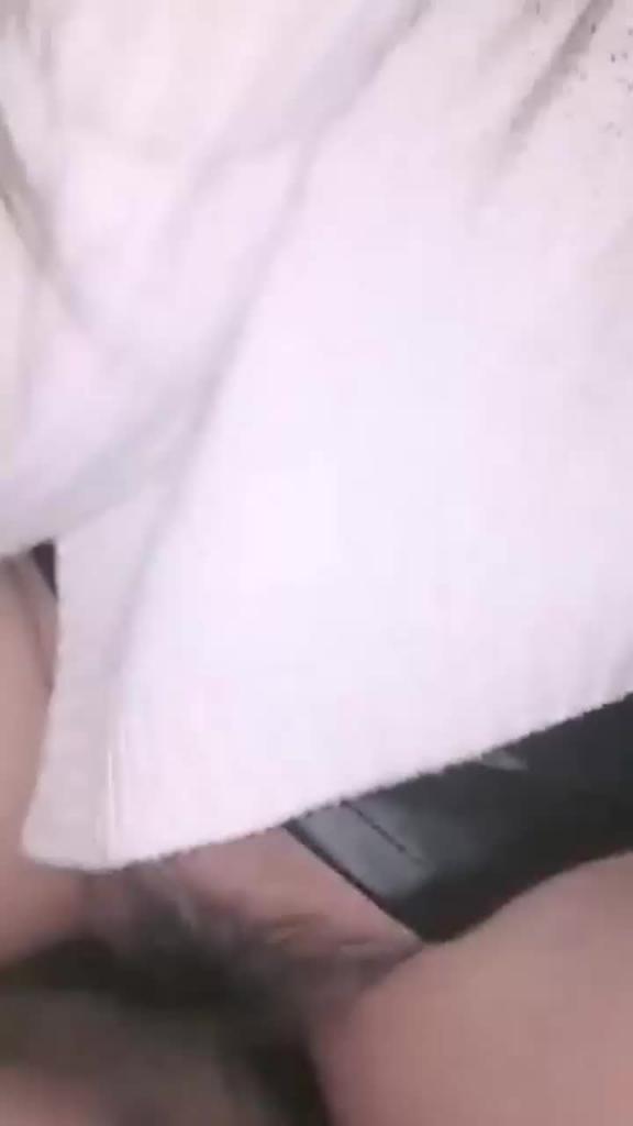 KTV调教兄弟女友,酒劲上来,包厢直接脱了操 预览截图 5
