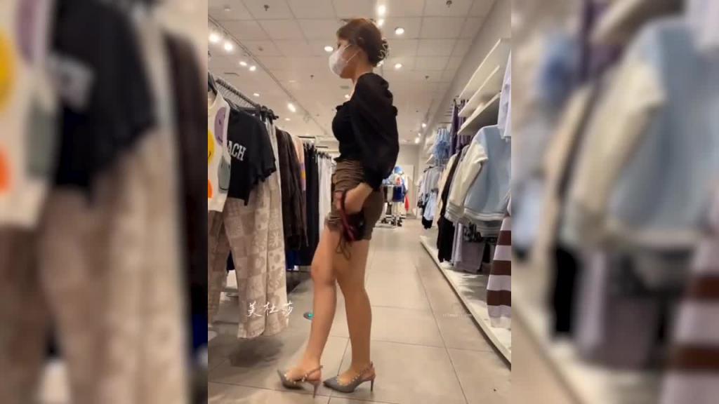 大奶淫女美杜沙商场试身真空露出 预览截图 2