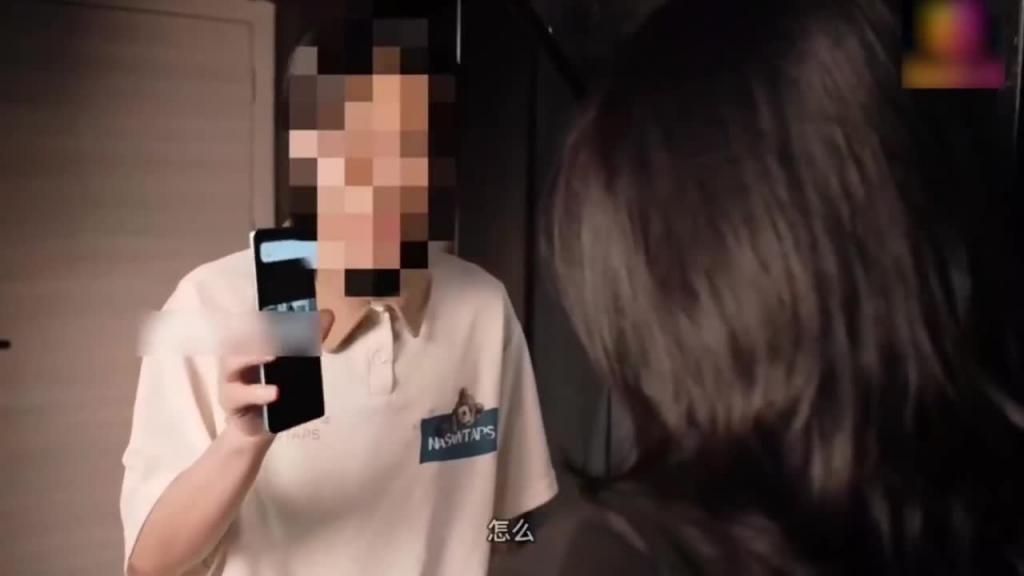 色情主播惨被蹂躏,邪恶房东把嫩穴按住勐操中出内射 预览截图 2