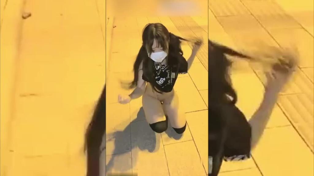 深夜户外露出啪啪,带项圈马路边爬行给主人口交 预览截图 3