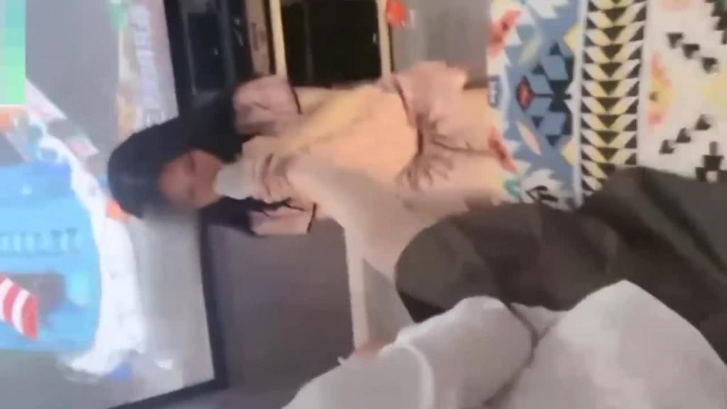 女S调教空姐反差婊，清纯女神巨乳是女M，舔脚吞食精液 预览截图 1