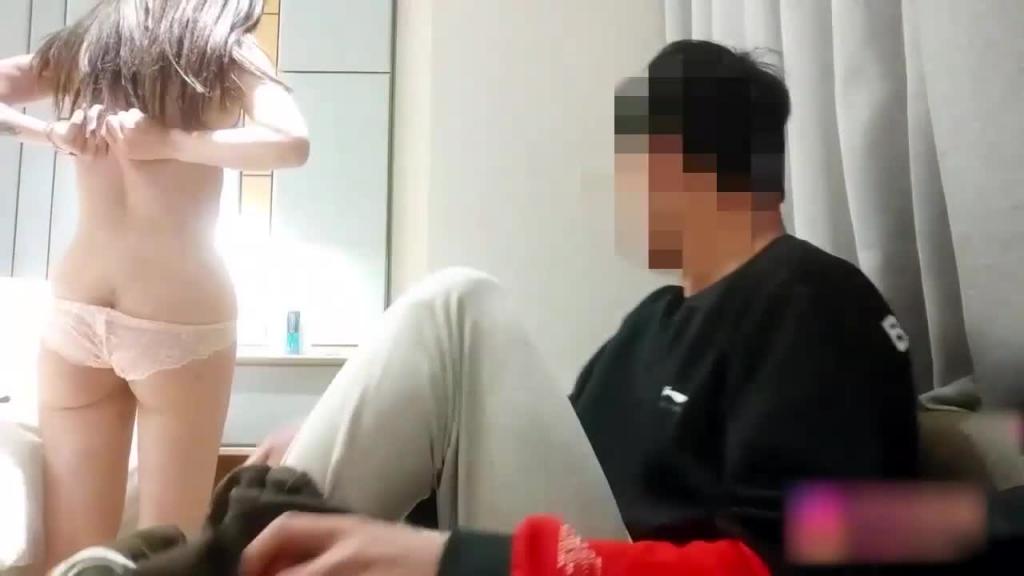 【甜美学生妹】玲珑身材清纯可人 大白兔唿之欲出 预览截图 1