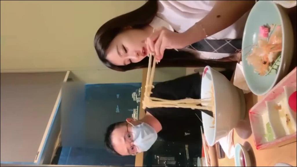 【【最新流出-女S调教相亲对象】餐厅让眼镜男,舔脚吞食唾液 预览截图 1