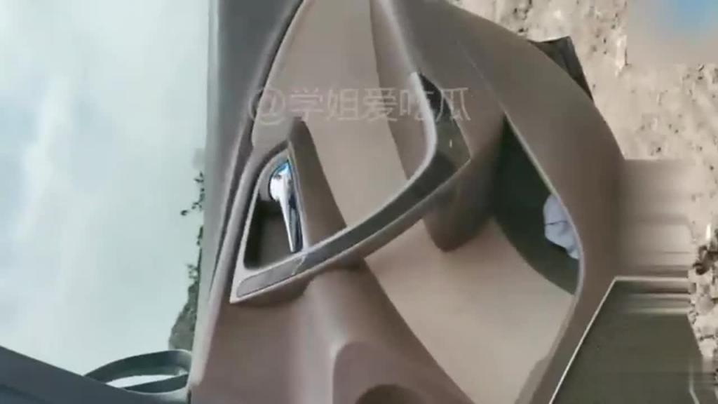 母子乱伦,野战中突然冒出……驾车到荒郊野外车操提逼,声音超好听 预览截图 9