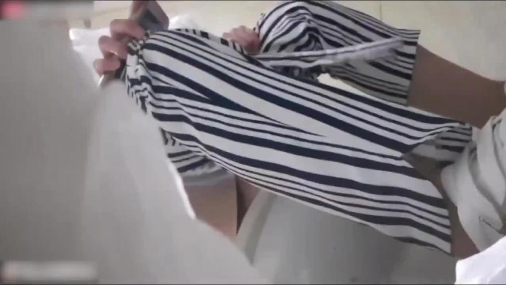 公司女厕纸篓针孔偷窥女同事们尿尿 预览截图 10