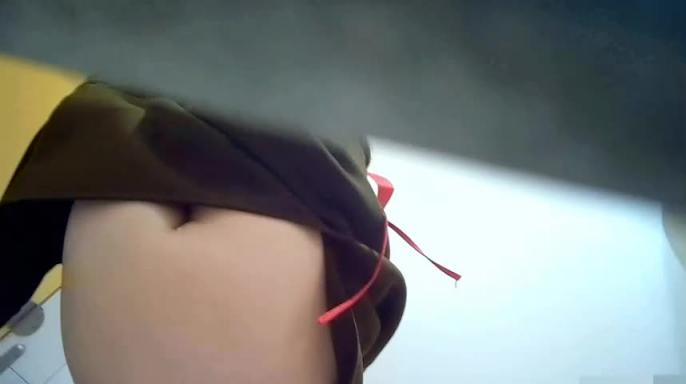 女厕蹲点偷拍 穿着时髦的年轻美少女尿尿 预览截图 8