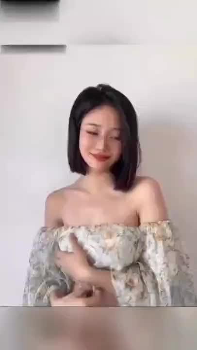 露奶自慰流出,看着就很欠操的样子「骚逼反差婊 预览截图 2