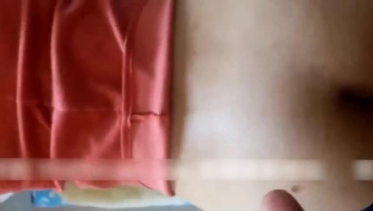 妈妈在和同事打电话被儿子拔下裤子后入 预览截图 6
