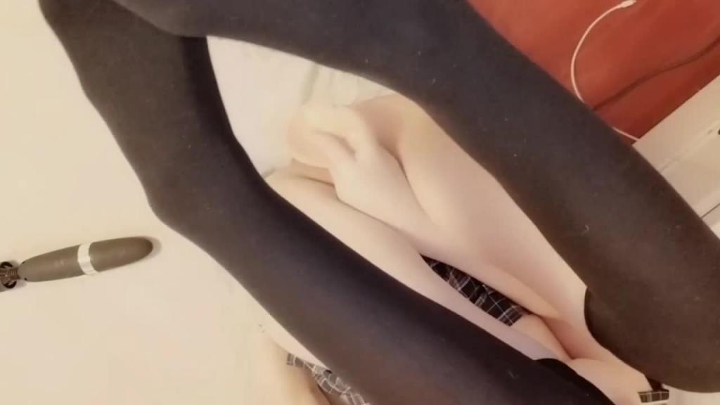【极品福利姬】极品爆乳黑袜JK超短裙学生妹思思，假屌狂操自慰粉嫩白虎小穴 预览截图 3