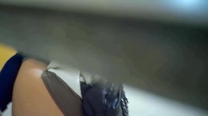 女厕蹲点偷拍 穿着时髦的年轻美少女尿尿 预览截图 11