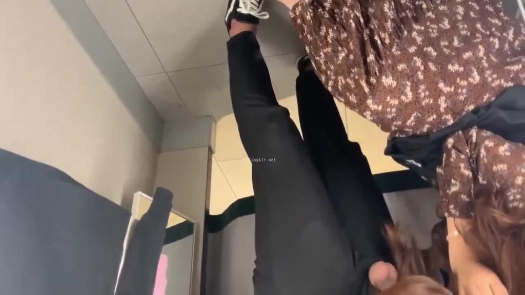 美女在商场试衣间做爱和男友开房不雅流出 预览截图 1