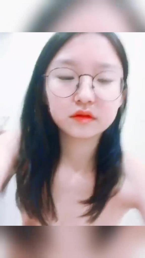 果然越漂亮可爱的妹纸背后越骚乖乖女眼镜高中生被主人指挥调教 预览截图 4