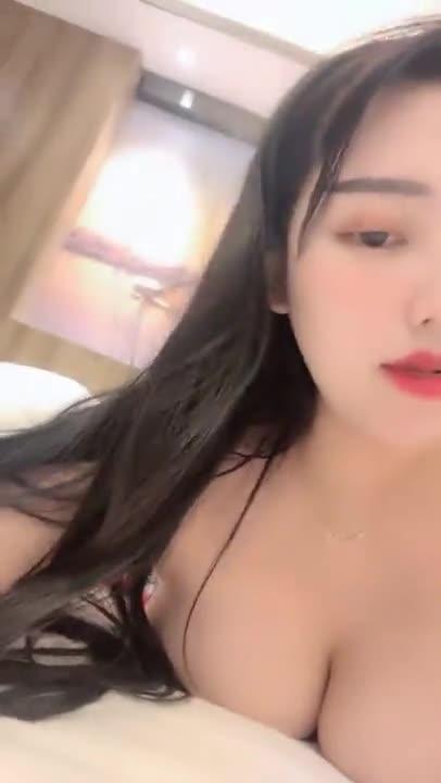 大奶御姊开直播和粉丝聊聊～抖内够多连内衣都脱掉了 预览截图 10