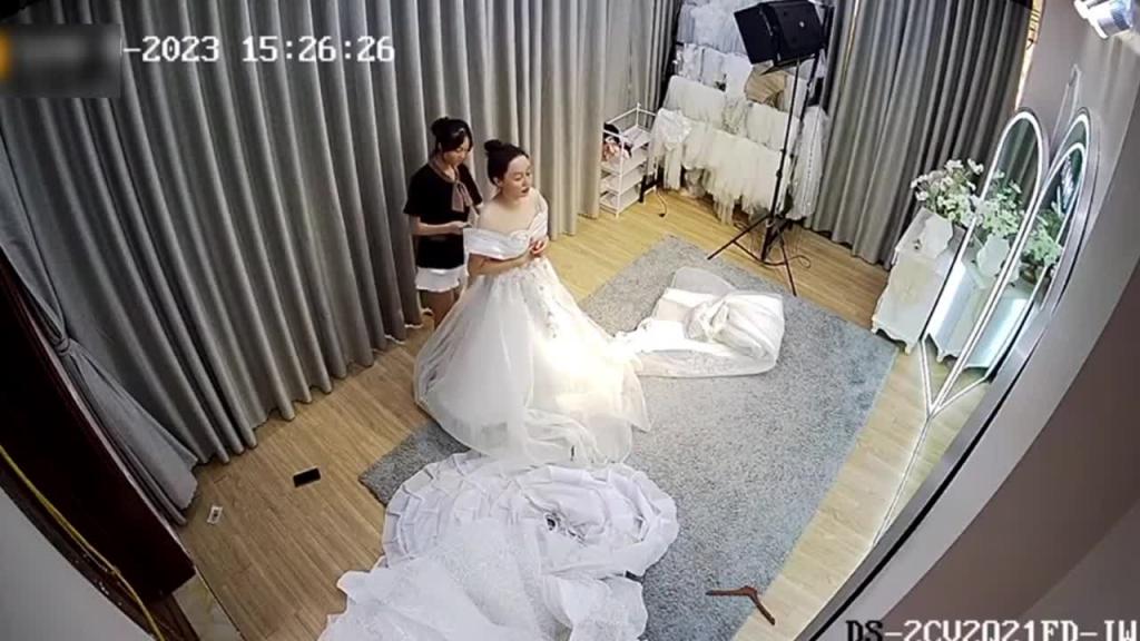 2023最新泄密 知名婚纱店偷安监控拍新娘婚纱事件 偷拍三位新娘同时换婚纱 还有个孕妇 预览截图 5