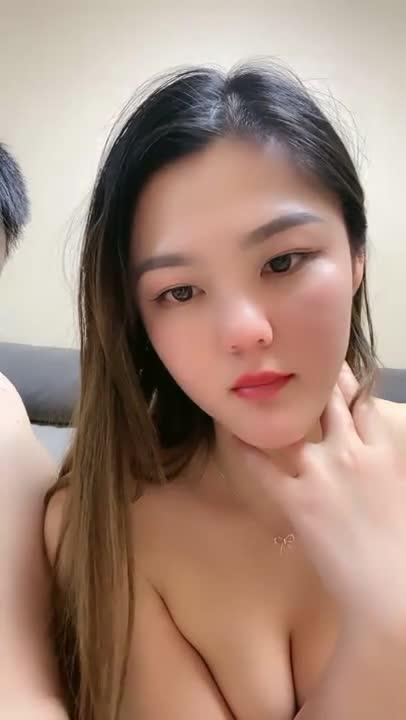 骚女一根肉棒总觉不满足找来朋友一起操高潮喷水 预览截图 11