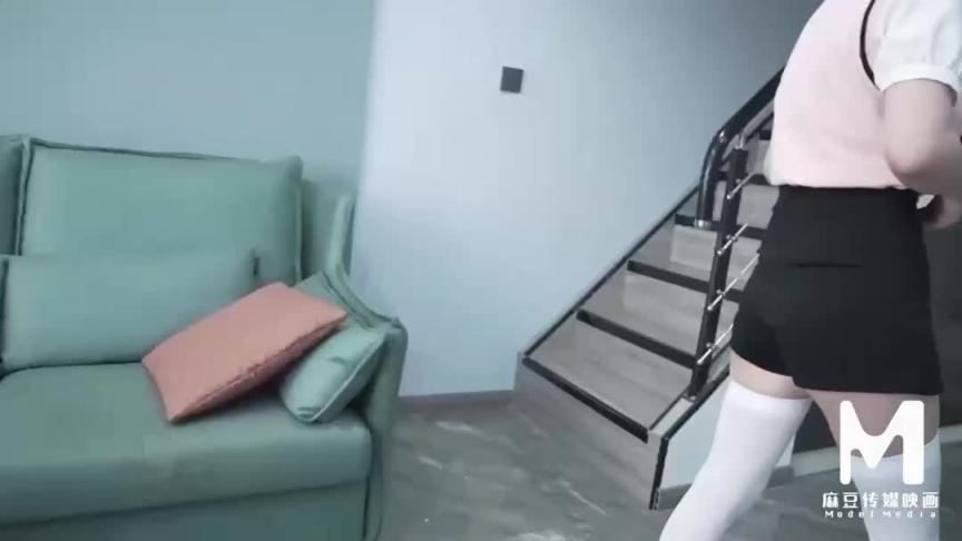 MSD-138把失恋萝莉嘴当逼操 预览截图 4
