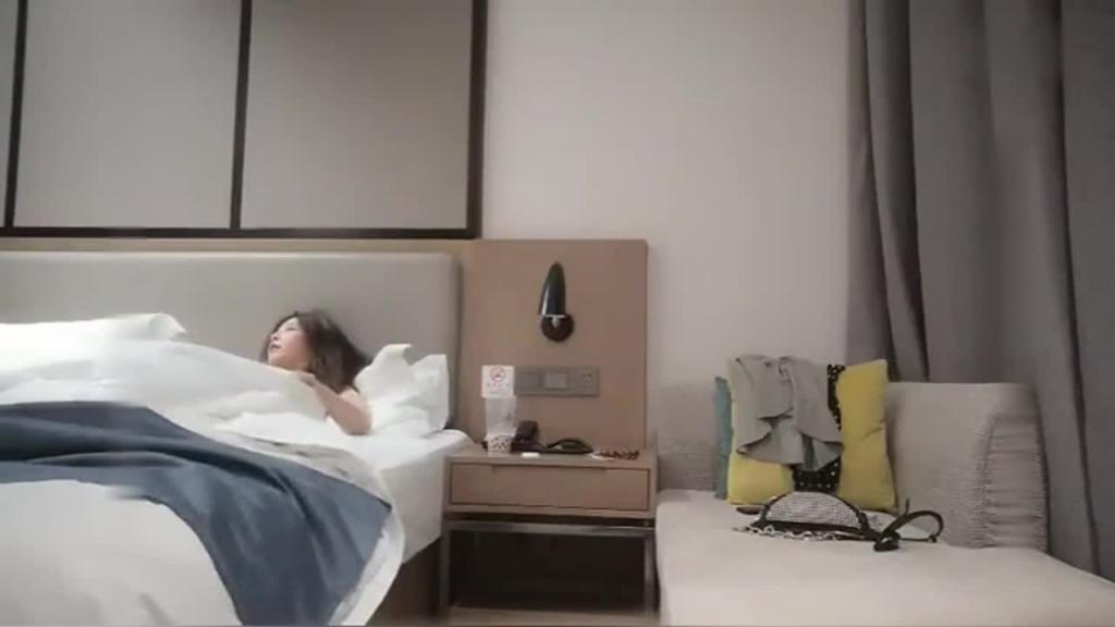 【探花寻欢】极品裹胸裙装甜美御姐,蜜桃臀大奶子好诱人 预览截图 4