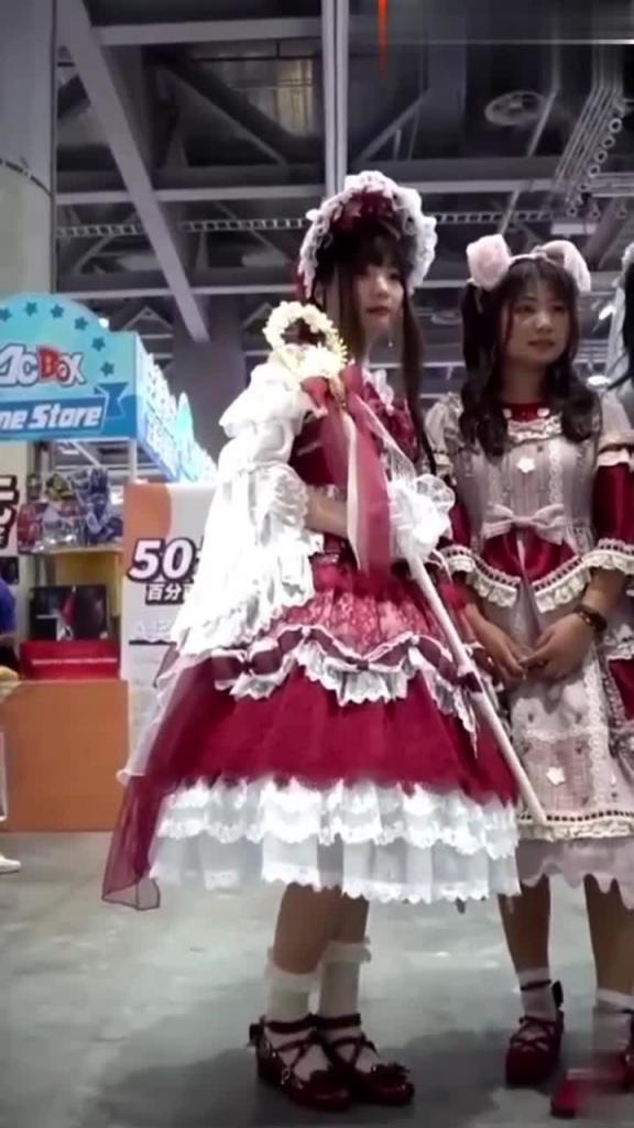 偷拍裙底]漫展抄底各种美女裙底美腿内裤合集 预览截图 7