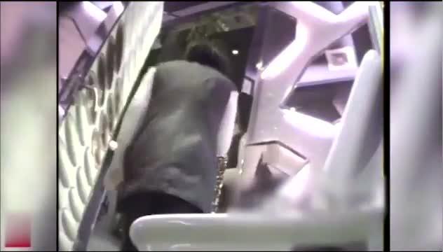 稀缺资源厕所偷拍死变态不仅偷拍还要上手摸逼 吓得妹子大骂变态 预览截图 5