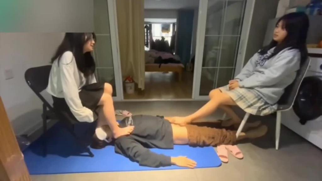 【万人求购-高中生的白嫩脚丫】牛逼大神约两个高中女生,用白嫩小脚丫给自己足交射精 预览截图 5