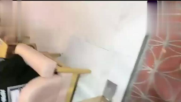 【双飞小处男】跟同桌喝奶茶失了童子身,被姐姐教双插 预览截图 1
