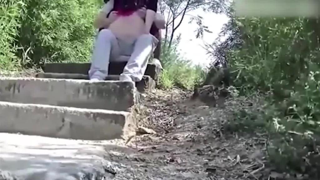 【母子乱伦】历时一月终于说服妈妈跟我野战对白精彩 预览截图 2