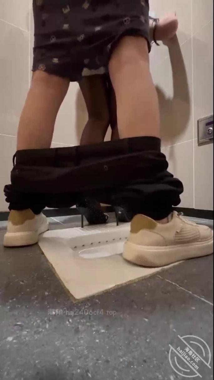 网吧调教姐姐自慰,电击阴蒂差点蹦起来,再拉到女厕所玩尿内射 预览截图 8