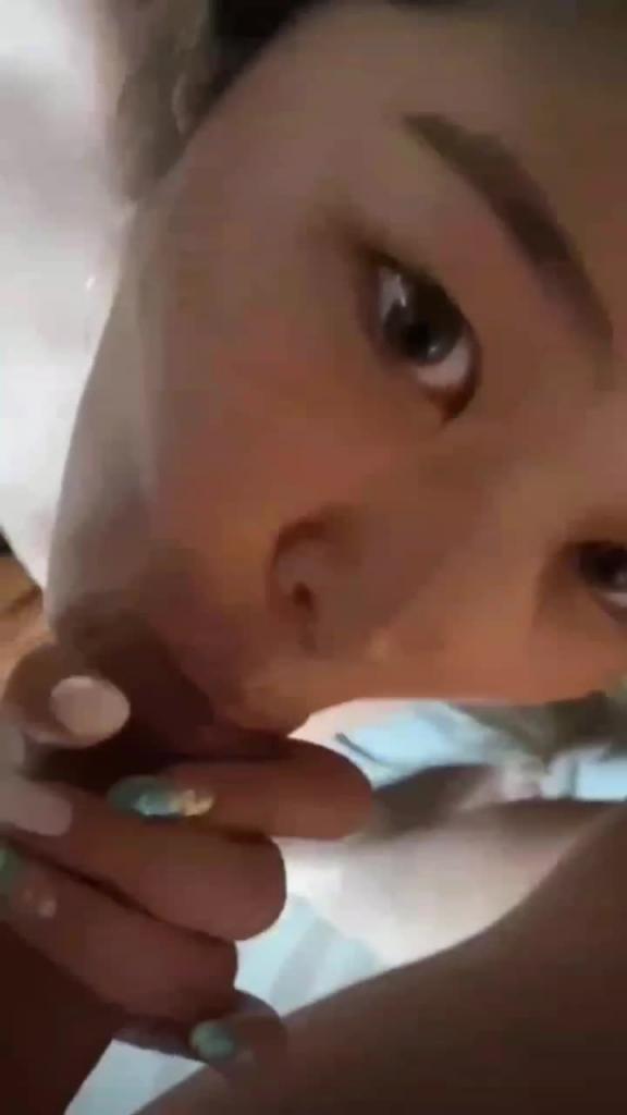 【反差婊】母狗群泡流出sm尿进逼里面 预览截图 2