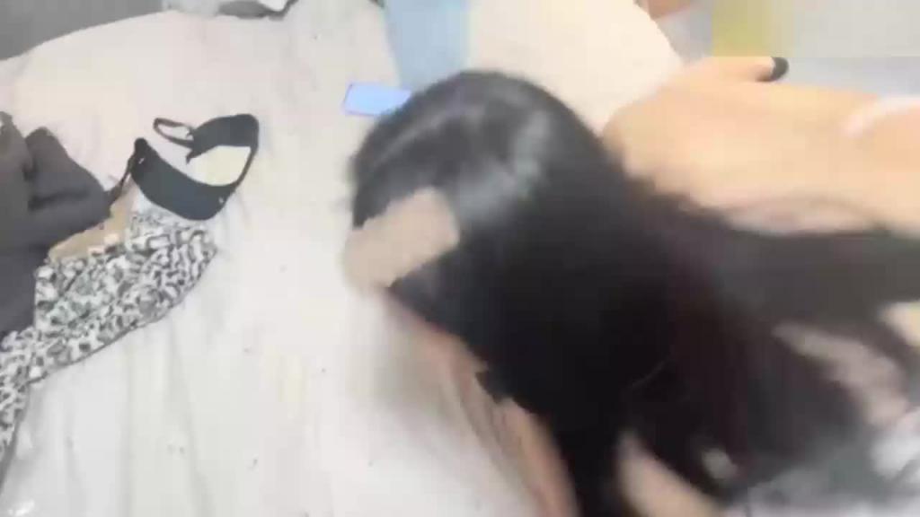 传媒大学校霸小沈点心为了直播带闺蜜给导师双飞 预览截图 4
