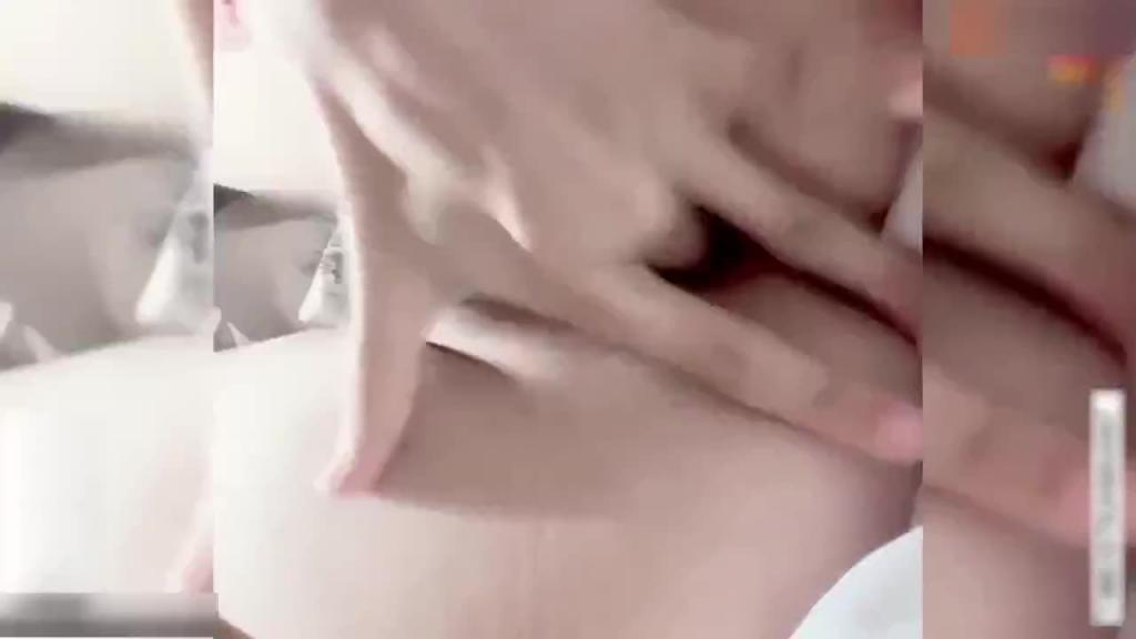 偷跑到商场厕所自慰高颜值反差婊 预览截图 8
