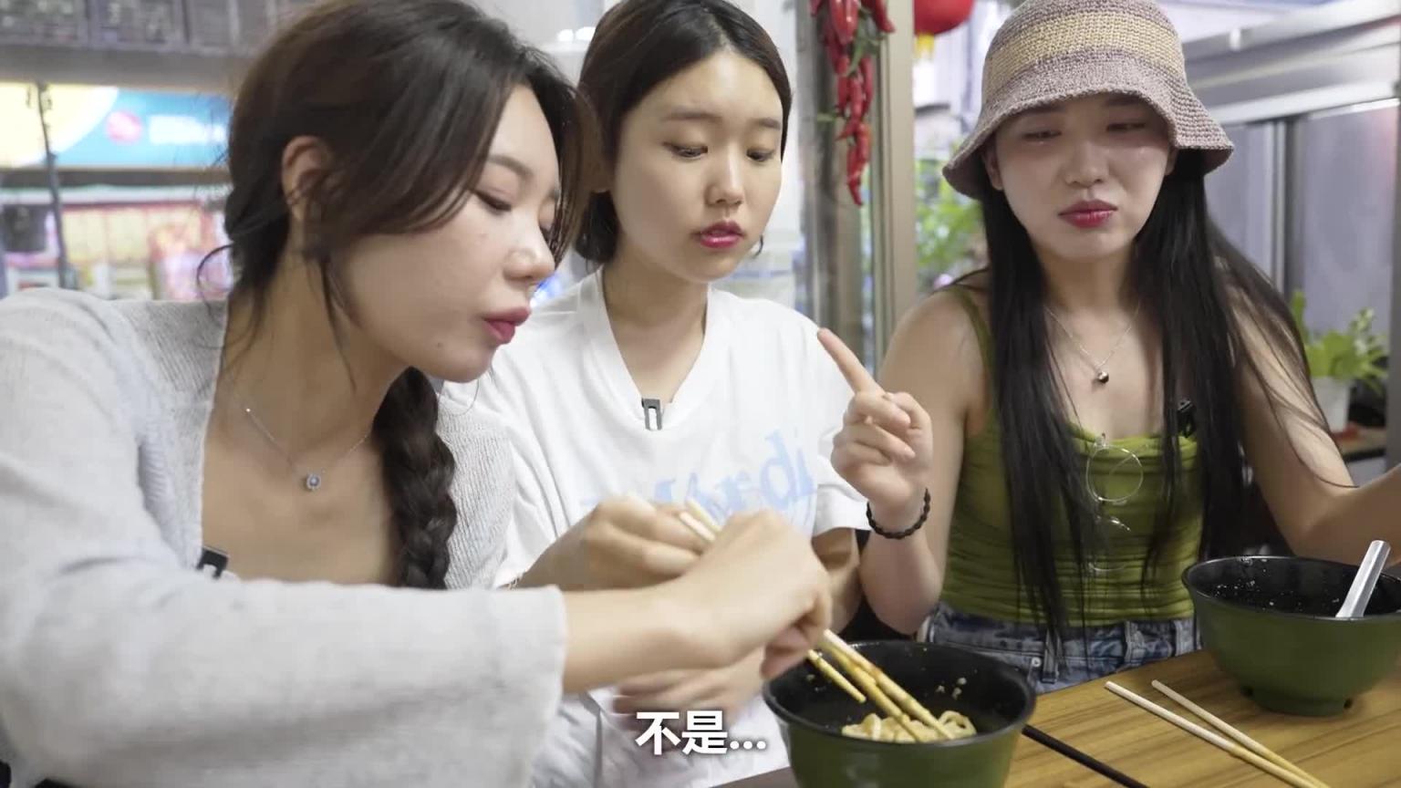 觉得火鸡面一点都不辣的韩国女生..被台湾的辣味感动到晕倒 预览截图 8