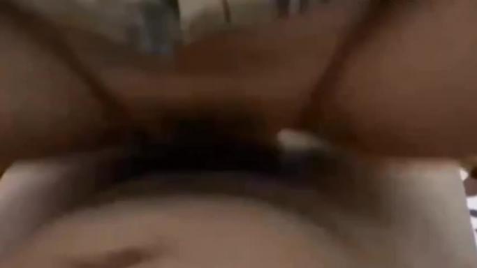 母子乱伦 妈妈大力骑乘肉棒 儿子暴力内射大骚逼 预览截图 4