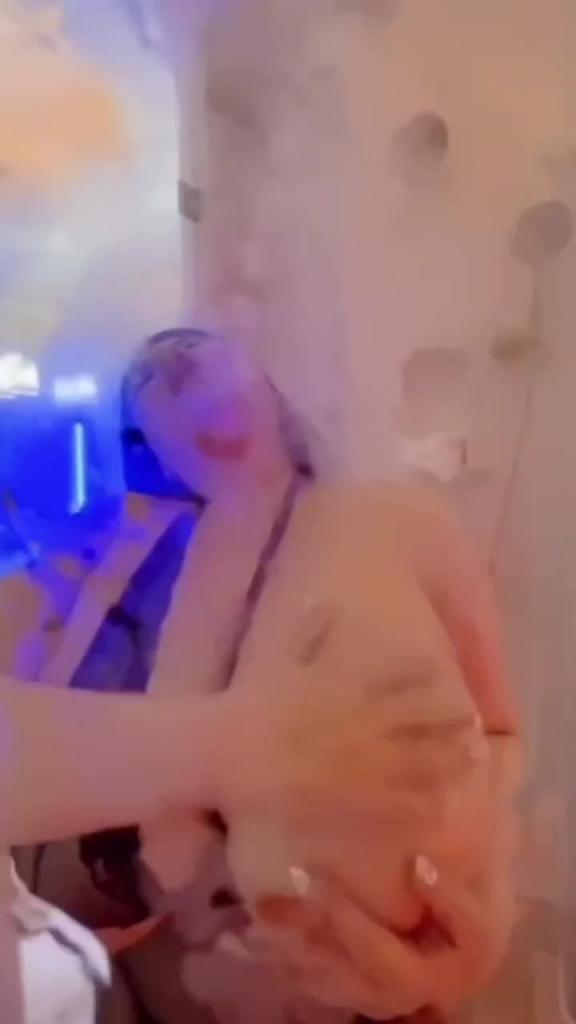 比西瓜还大的奶子你见过吗！快来吃瓜喽，成都网红少妇私拍浴室洗澡露出双峰巨乳 预览截图 7