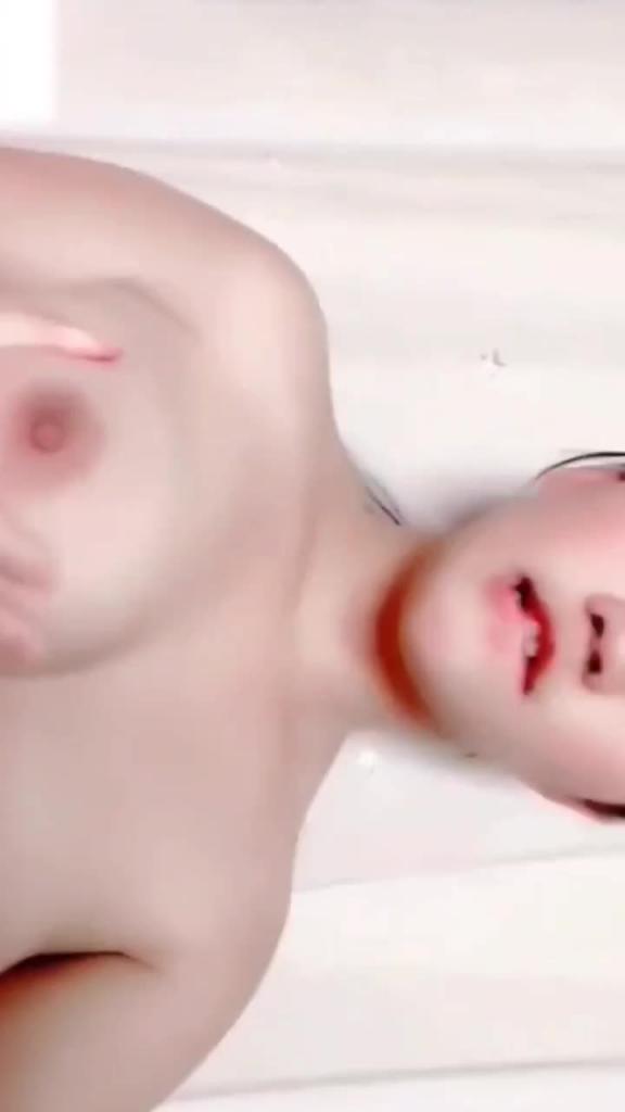 快手19w粉丝网红陈子菲童颜巨乳萌妹少女私拍露脸自慰流出 预览截图 1
