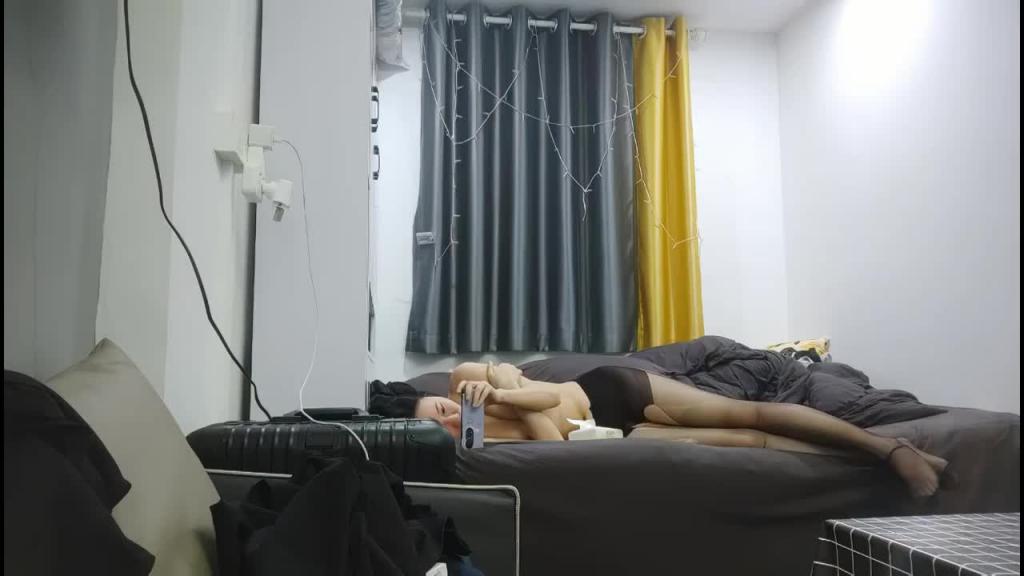 肌肉小哥在家狂干亲妹妹 预览截图 5