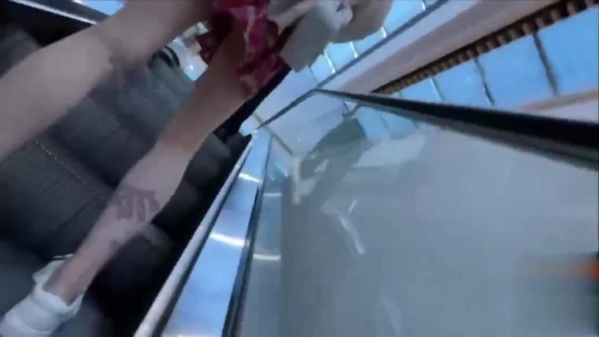 【作死撩裙抄底】尾随小姐姐曝光裙底蜜桃臀 预览截图 12