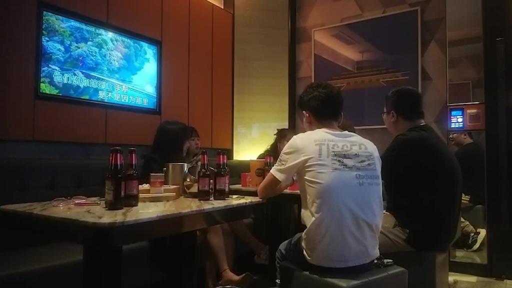 KTV激情不眠夜,三男三女唱歌玩成人游戏 预览截图 3