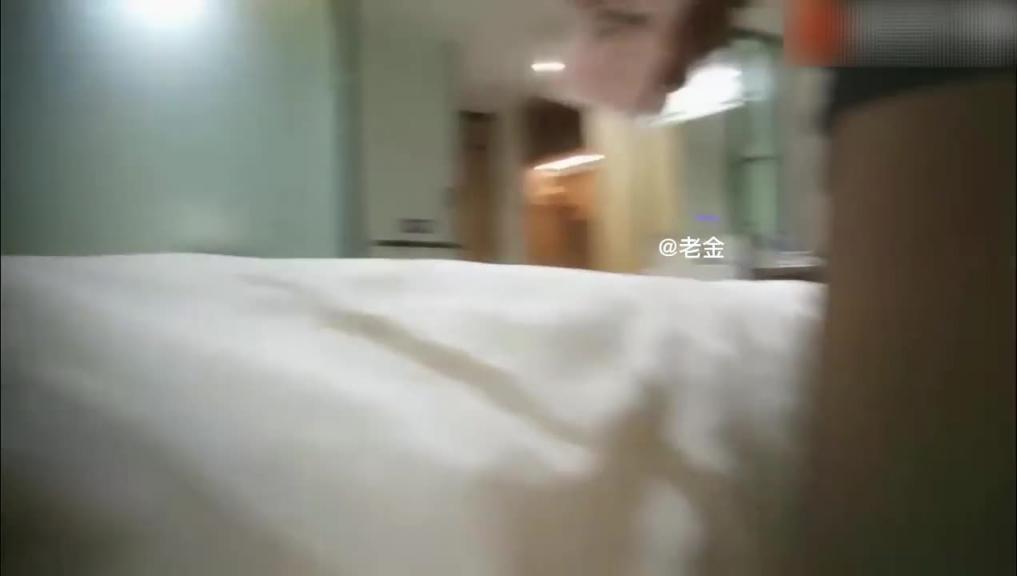 2对夫妻相约酒店换妻4P,玩游戏吃对方老公鸡巴,老婆被操喷水 预览截图 1