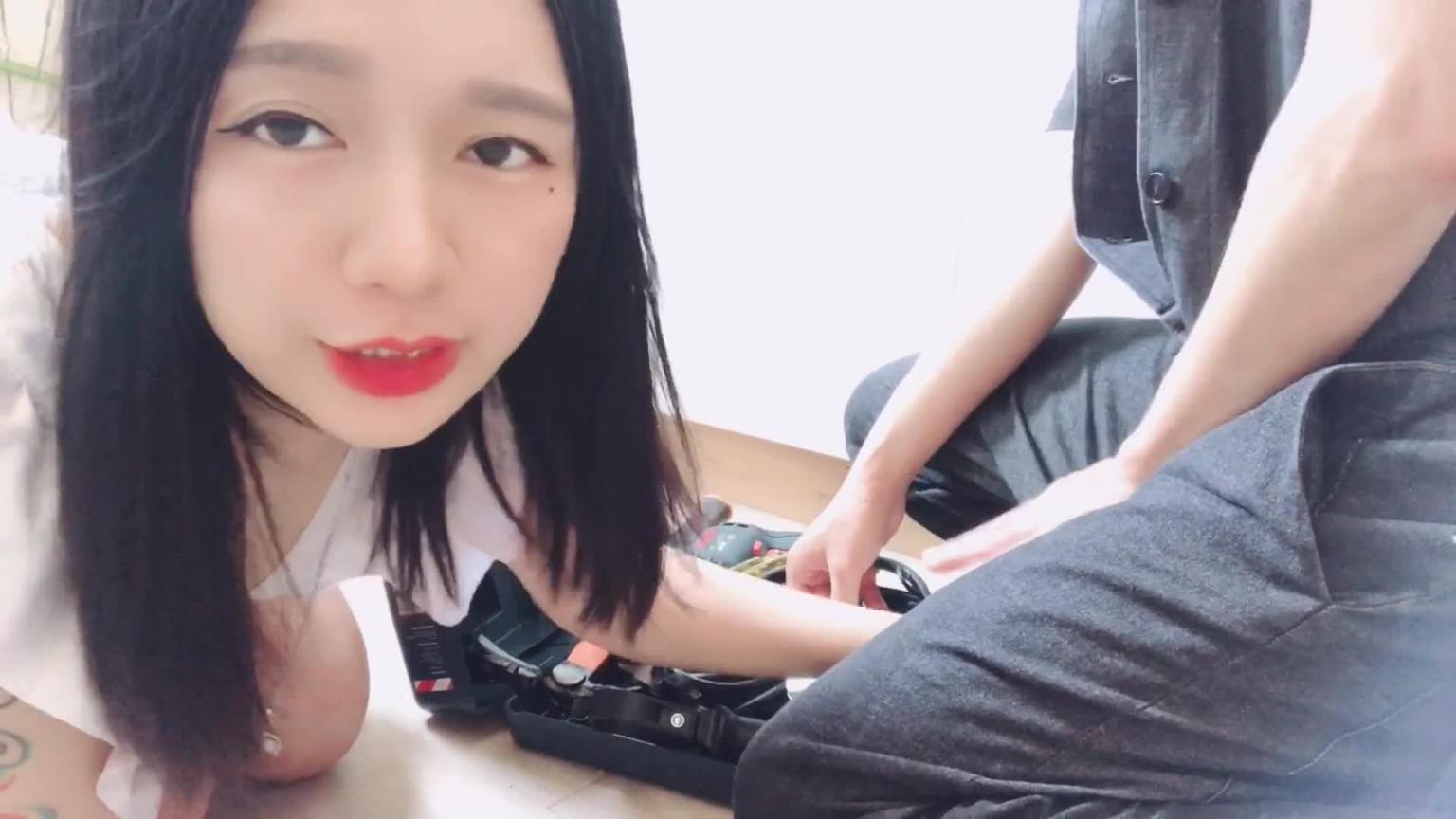 台灣daisybaby淫蕩少婦勾引水電工 预览截图 2