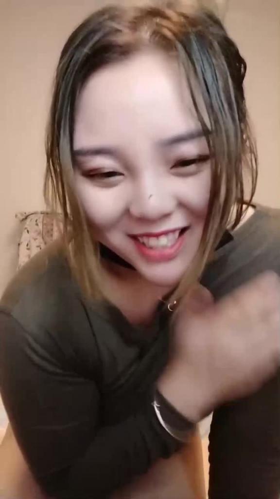 秃顶中年大叔幸福生活两个嫩妹激情双飞 预览截图 3